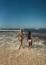 Load image into Gallery viewer, Image 09: Wednesday In Hawaii By Rio De Sol Bottom Bottom Valley Isla